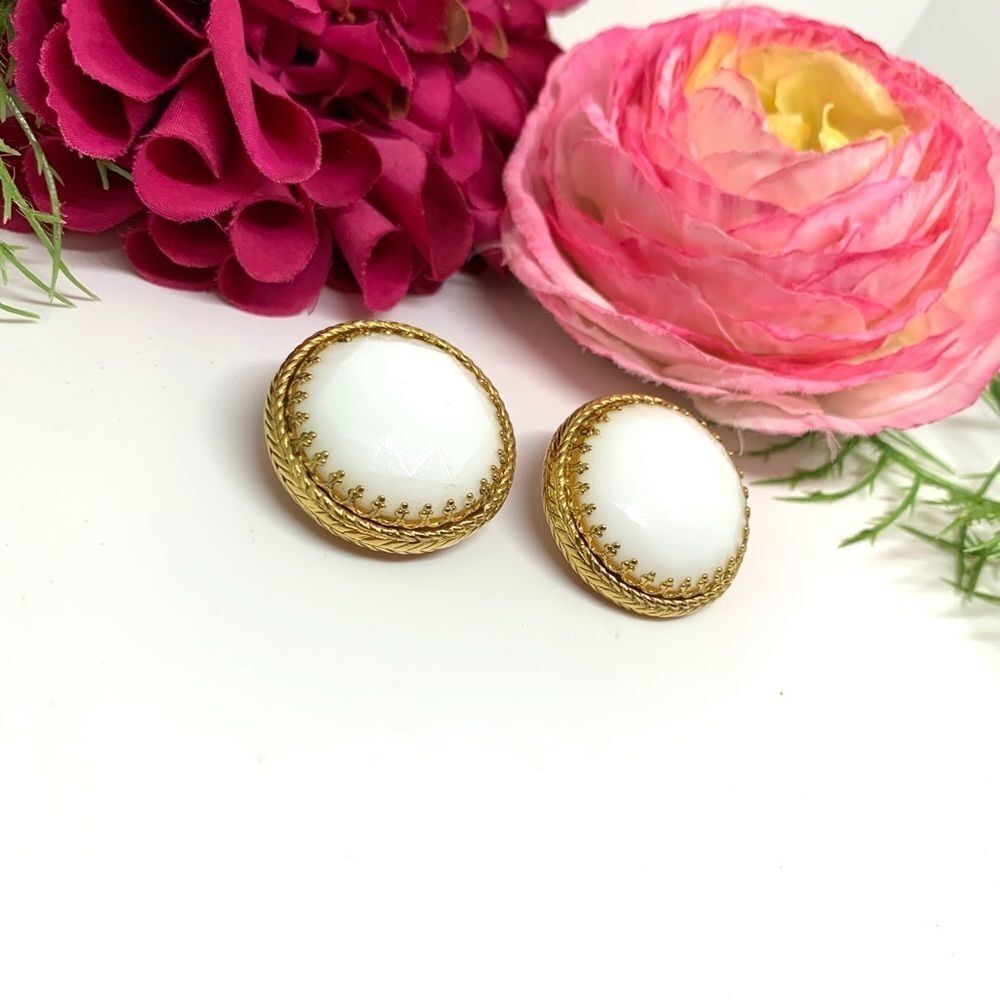 VINTAGE⚜️ESTATE Milk Glass Faceted Crystal & Gold Filigree Clip Earrings - Picture 4 of 11